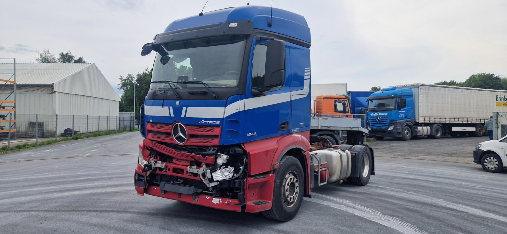 Mercedes-Benz 1843 DB 1843 mit PTU für Kompressor Unfall, bedingt fahrbereit. Video vorh. - Tracteur routier: photos 1 Mercedes-Benz 1843 DB 1843 mit PTU für Kompressor Unfall, bedingt fahrbereit. Video vorh. - Tracteur routier: photos 1