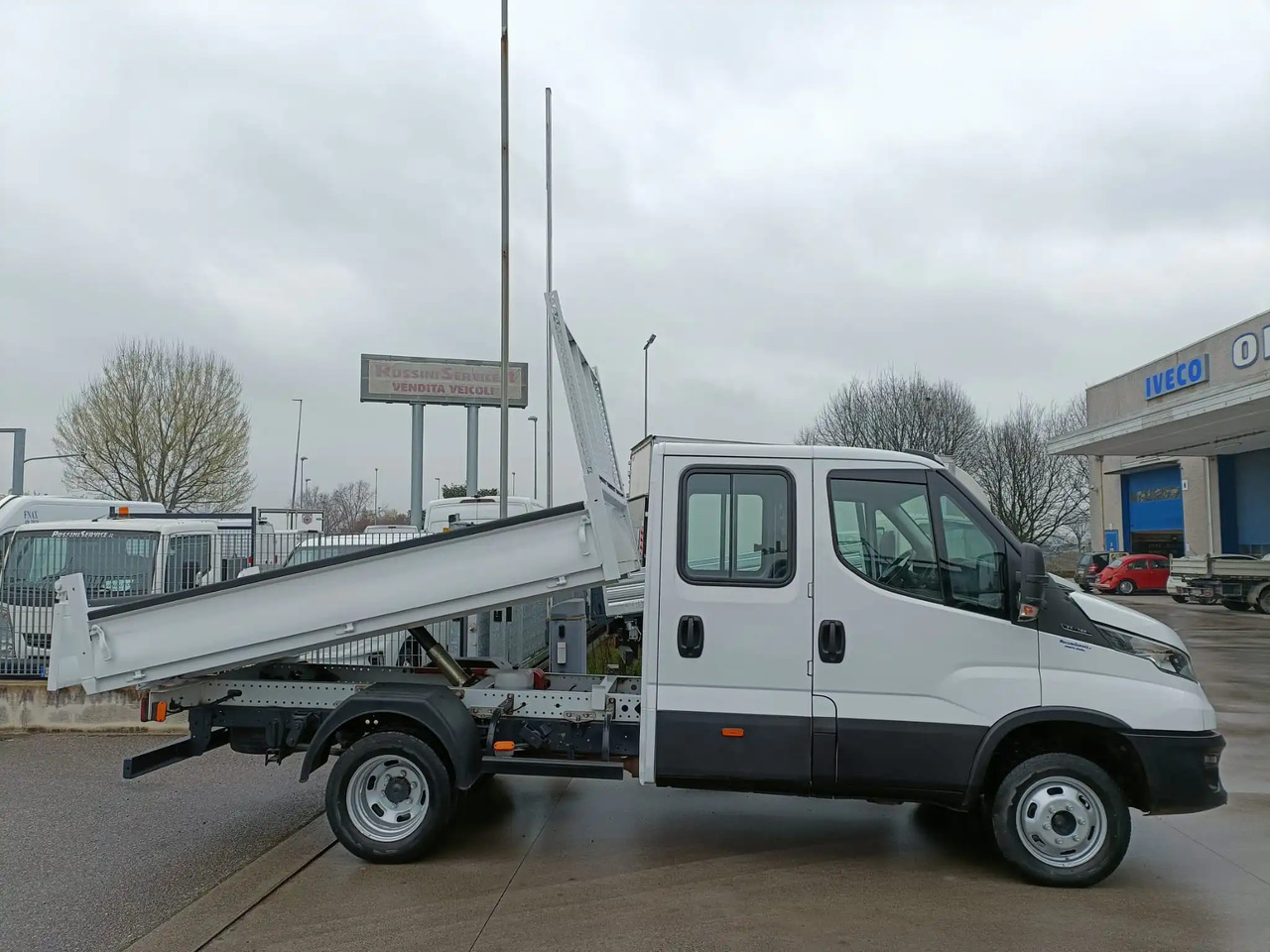 IVECO DAILY 35C14 DOPPIA CABINA RIBALTABILE 2.3 - Utilitaire benne: photos 3 IVECO DAILY 35C14 DOPPIA CABINA RIBALTABILE 2.3 - Utilitaire benne: photos 3