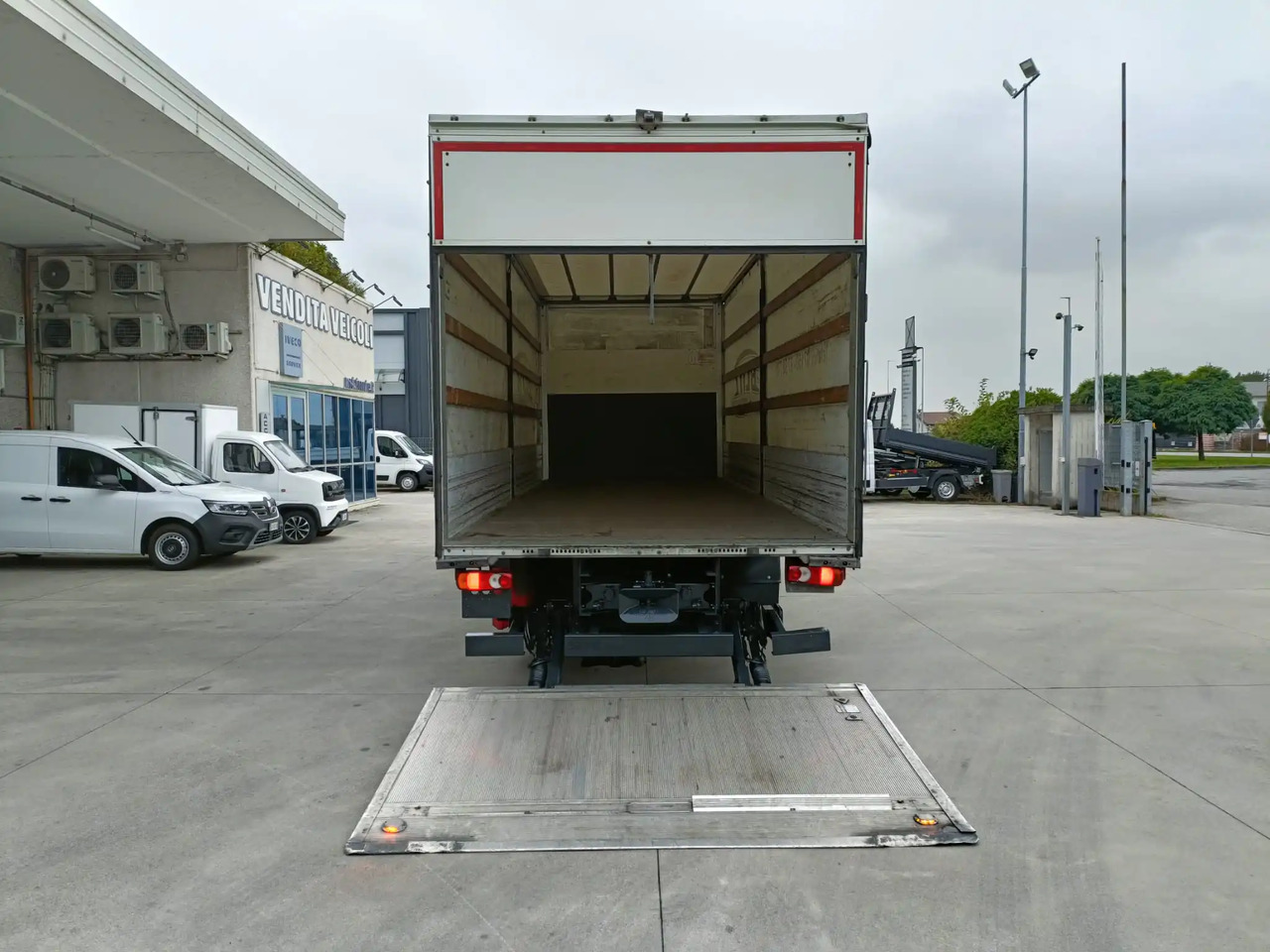 IVECO EUROCARGO 120E25P - Camion à rideaux coulissants: photos 5 IVECO EUROCARGO 120E25P - Camion à rideaux coulissants: photos 5