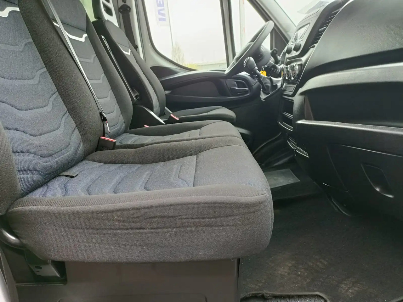 IVECO DAILY 35C16 - Véhicule utilitaire: photos 2 IVECO DAILY 35C16 - Véhicule utilitaire: photos 2