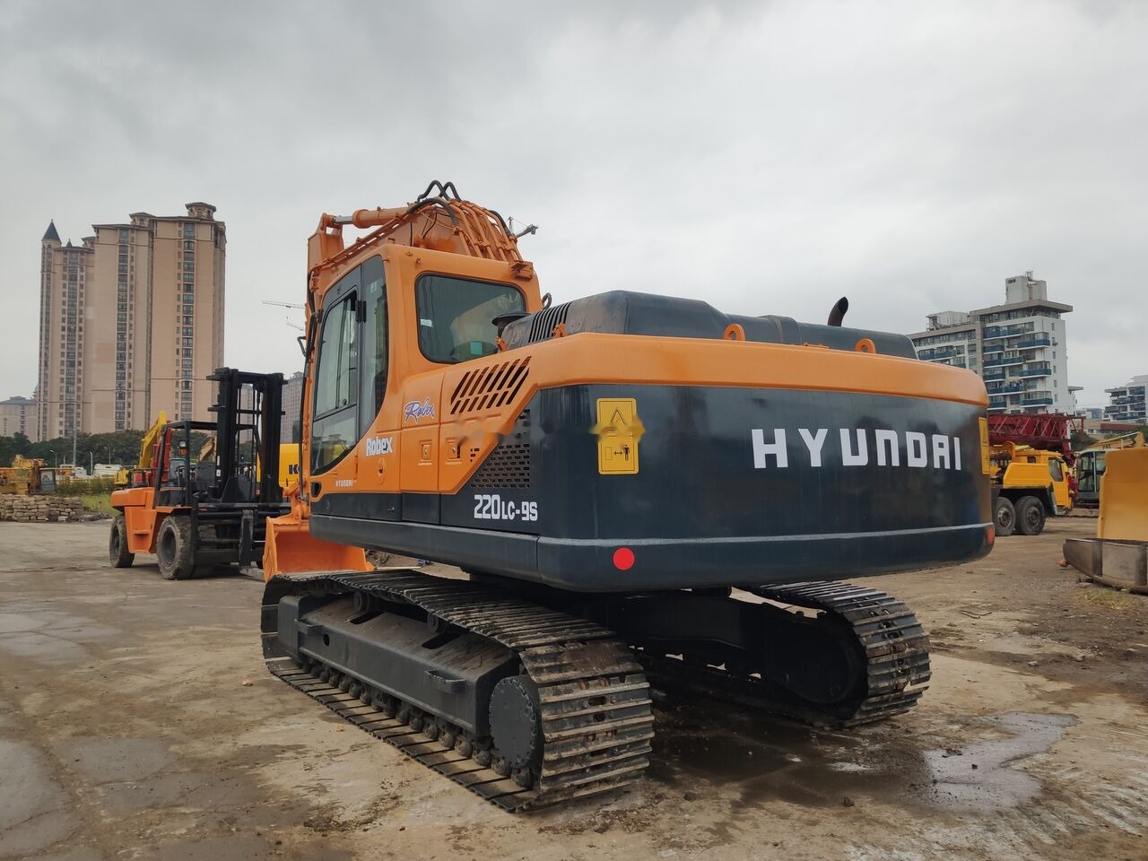 Hyundai R220LC-9s - Pelle sur chenille: photos 3 Hyundai R220LC-9s - Pelle sur chenille: photos 3