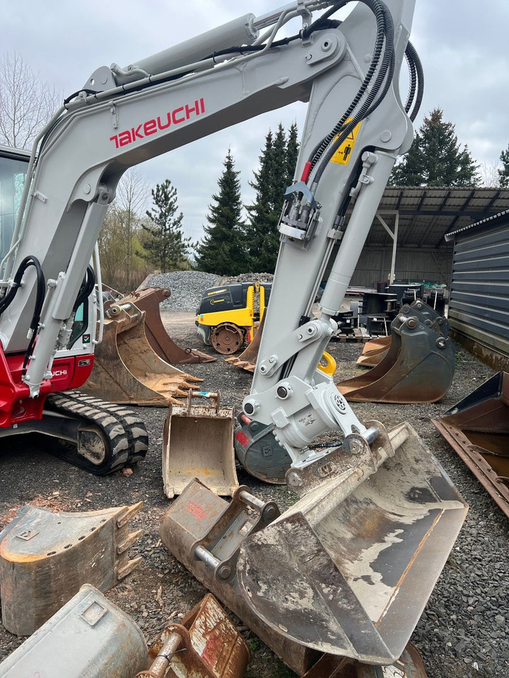 Takeuchi TB 240 DPF V4 - Mini pelle: photos 2 Takeuchi TB 240 DPF V4 - Mini pelle: photos 2