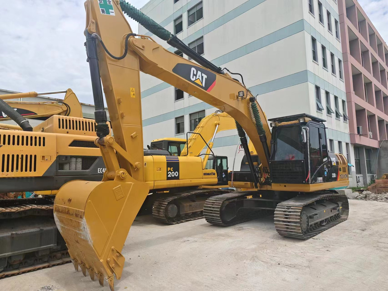CATERPILLAR 320DL - Pelle sur chenille: photos 3 CATERPILLAR 320DL - Pelle sur chenille: photos 3