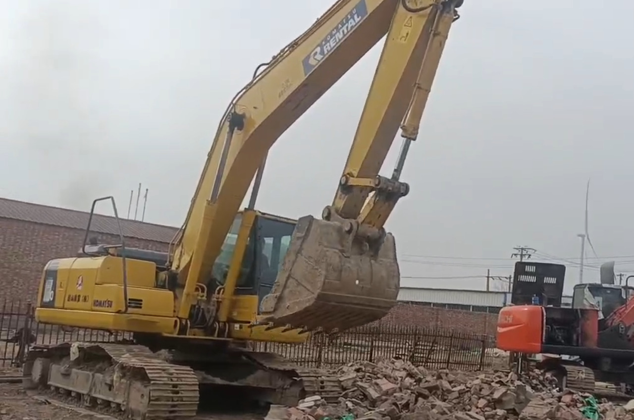 Pelle sur chenille KOMATSU PC200-8N1: photos 1