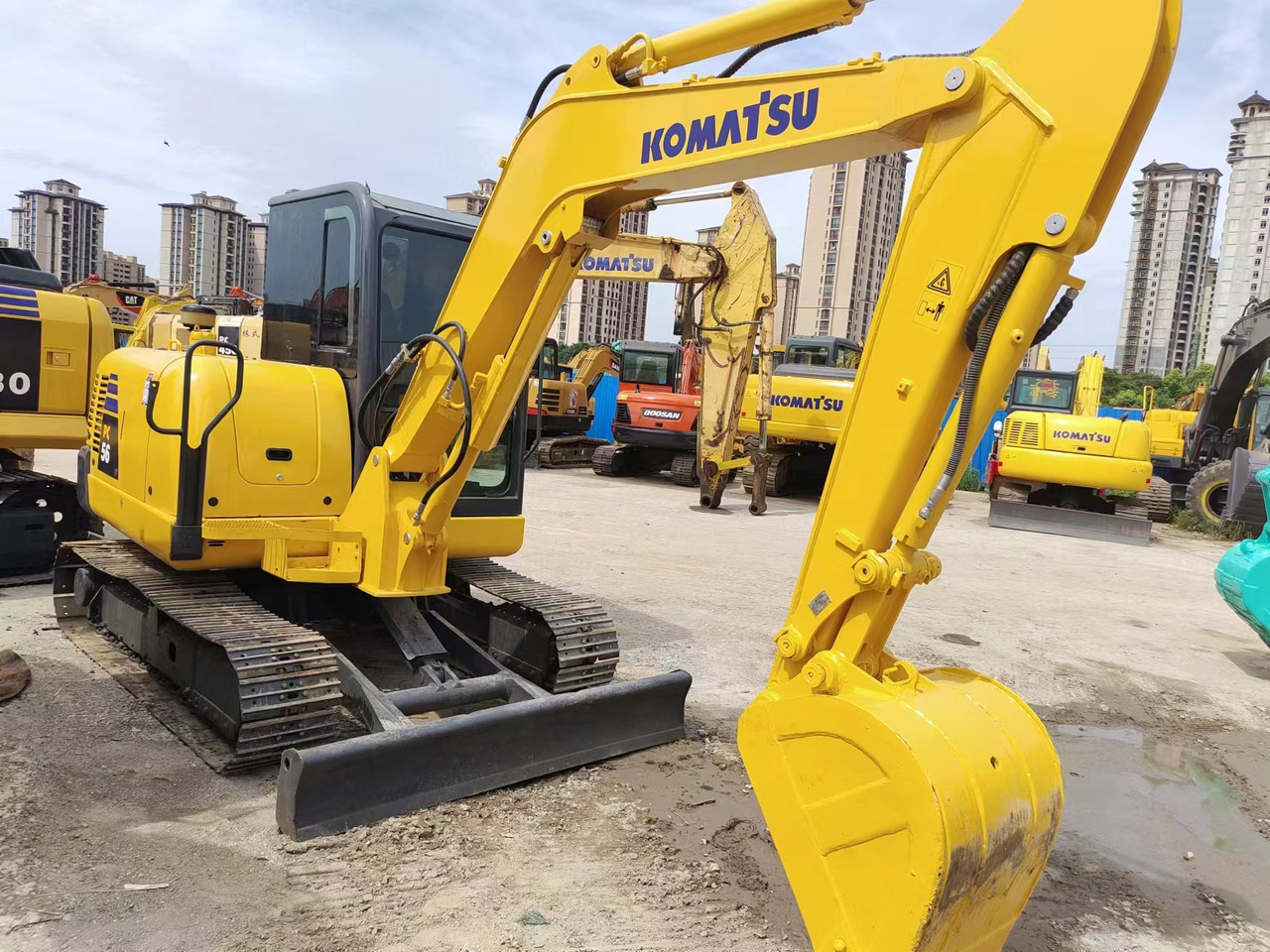 KOMATSU PC56 komatsu mini excavator PC55 PC60 - Mini pelle: photos 1 KOMATSU PC56 komatsu mini excavator PC55 PC60 - Mini pelle: photos 1
