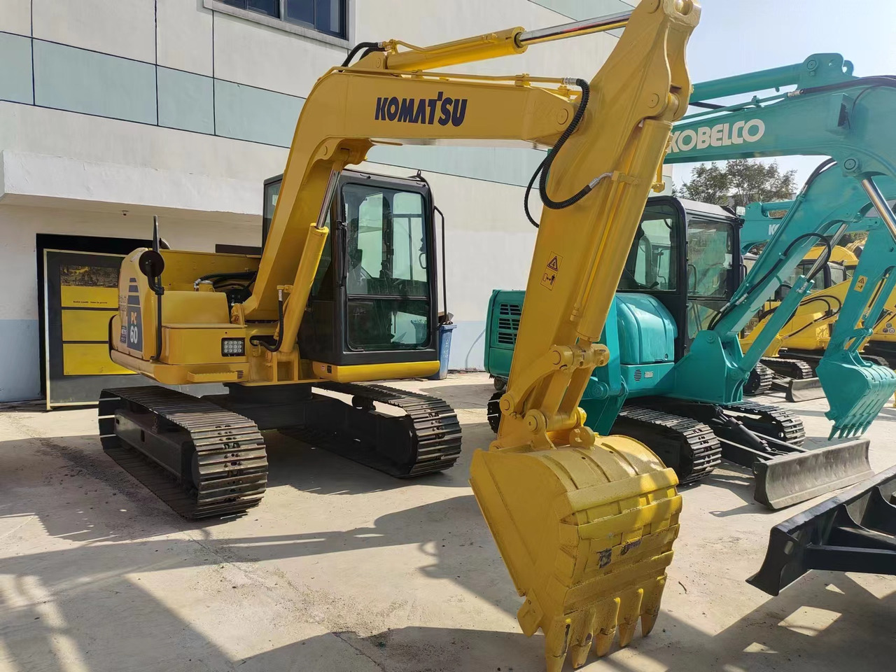 KOMATSU PC60-8 - Mini pelle: photos 1 KOMATSU PC60-8 - Mini pelle: photos 1