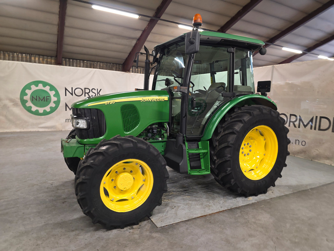John Deere 5720 - Tracteur agricole: photos 1 John Deere 5720 - Tracteur agricole: photos 1