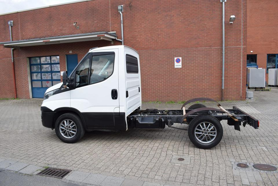 Iveco Daily 35 S21 3,0 Automatik Luftfederung Tempomat - Châssis cabine, Véhicule utilitaire: photos 3 Iveco Daily 35 S21 3,0 Automatik Luftfederung Tempomat - Châssis cabine, Véhicule utilitaire: photos 3