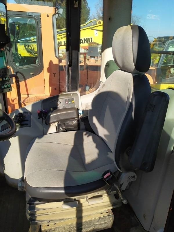 Chargeuse sur pneus New Holland W 190: photos 8