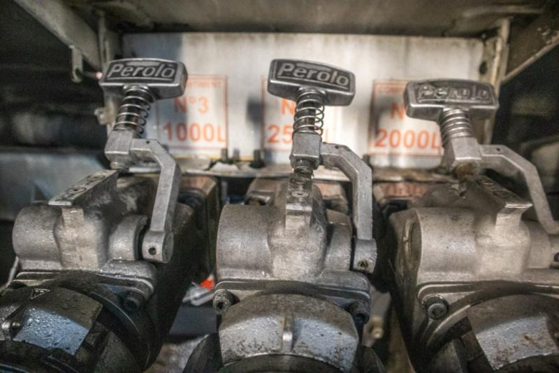 Renault 180 DCI+5500L/3COMP LAMES - Camion citerne: photos 5 Renault 180 DCI+5500L/3COMP LAMES - Camion citerne: photos 5