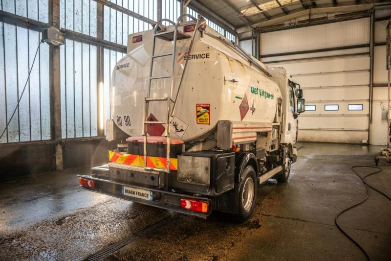 Renault 180 DCI+5500L/3COMP LAMES - Camion citerne: photos 3 Renault 180 DCI+5500L/3COMP LAMES - Camion citerne: photos 3