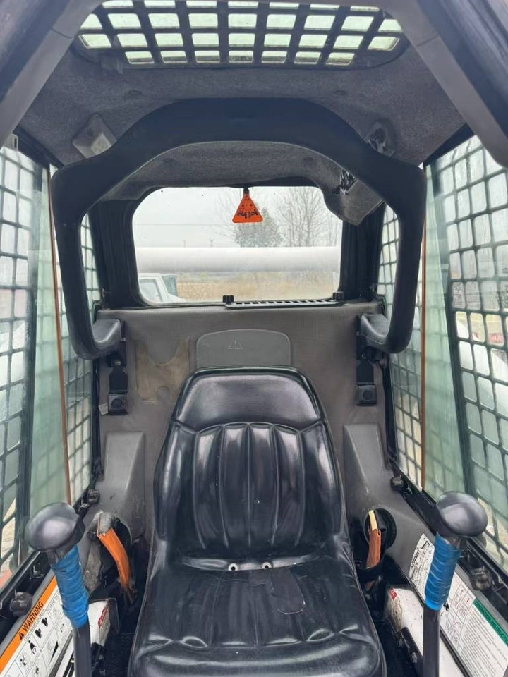 Bobcat S 300 - Mini chargeuse: photos 2 Bobcat S 300 - Mini chargeuse: photos 2