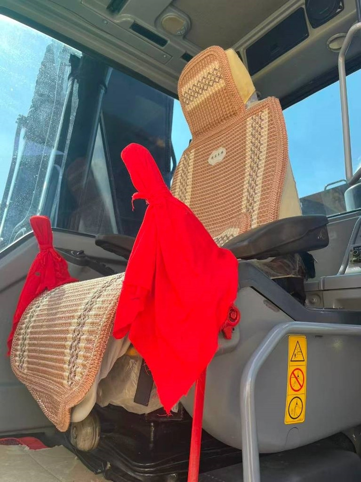 Volvo EC 240  - Pelle sur chenille: photos 3 Volvo EC 240  - Pelle sur chenille: photos 3