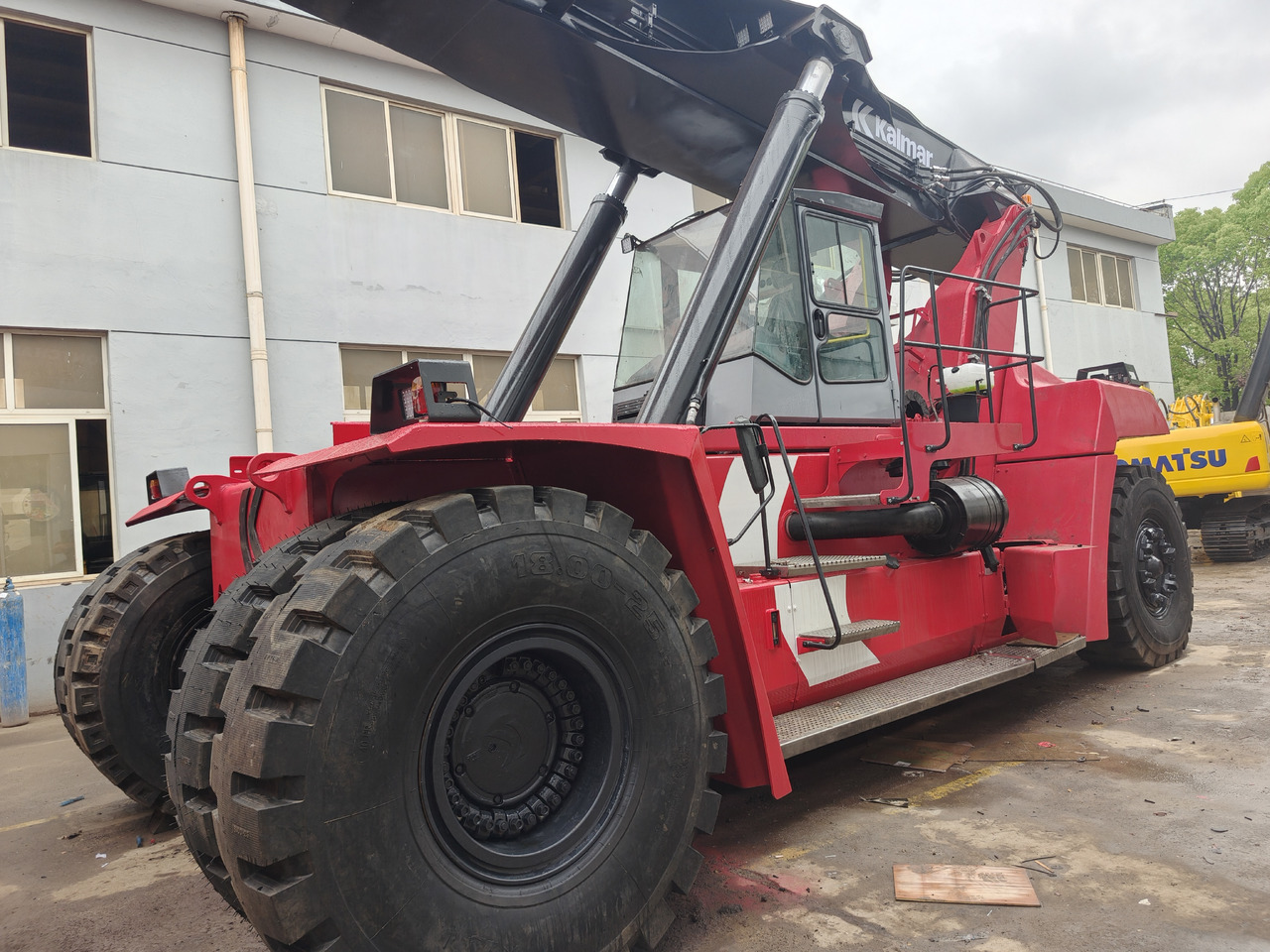KALMAR DRF450 45ton Reach stacker/Container forklift - Engins de chantier: photos 2 KALMAR DRF450 45ton Reach stacker/Container forklift - Engins de chantier: photos 2