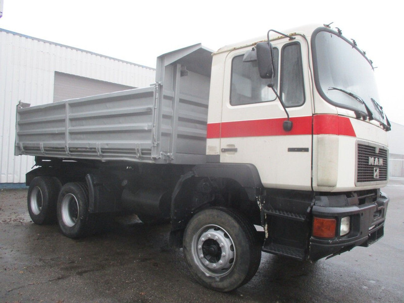 MAN 26 322 ZF Manual , 6x4 , 3 way tipper , Spring suspension - Camion benne: photos 4 MAN 26 322 ZF Manual , 6x4 , 3 way tipper , Spring suspension - Camion benne: photos 4