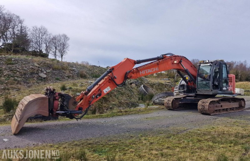 2009 Hitachi ZX225USLC-3 Beltegraver m/GPS/Rototilt med klype/3 skuffer, 12800 timer - Pelle: photos 2 2009 Hitachi ZX225USLC-3 Beltegraver m/GPS/Rototilt med klype/3 skuffer, 12800 timer - Pelle: photos 2