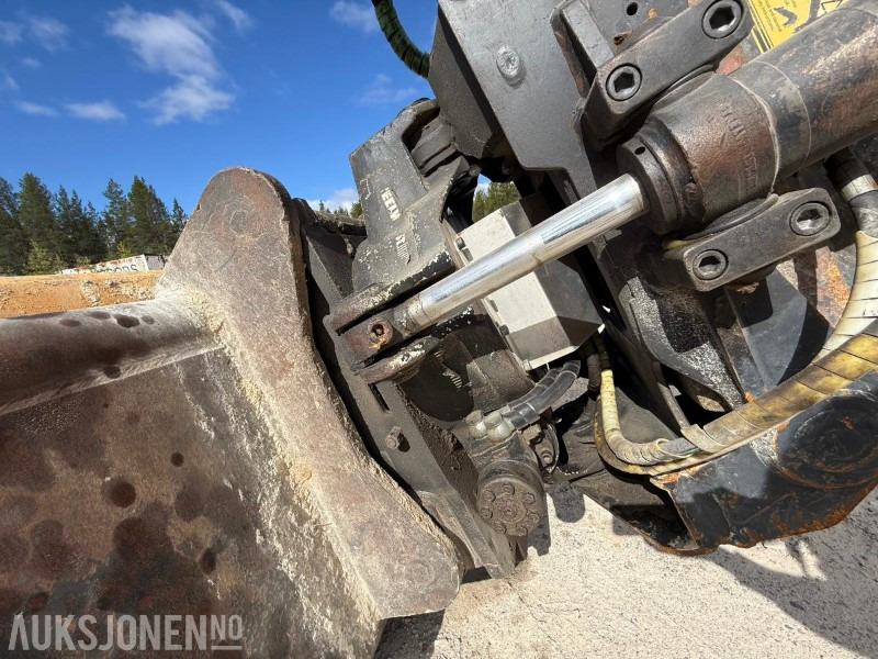 Pelle 2010 Volvo EC210CL gravemaskin med tiltrotator og 2 skuffer.: photos 12