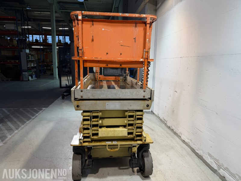 2011 JLG 3246ES Sakselift 11,68 m – 315 timer - Nacelle: photos 3 2011 JLG 3246ES Sakselift 11,68 m – 315 timer - Nacelle: photos 3