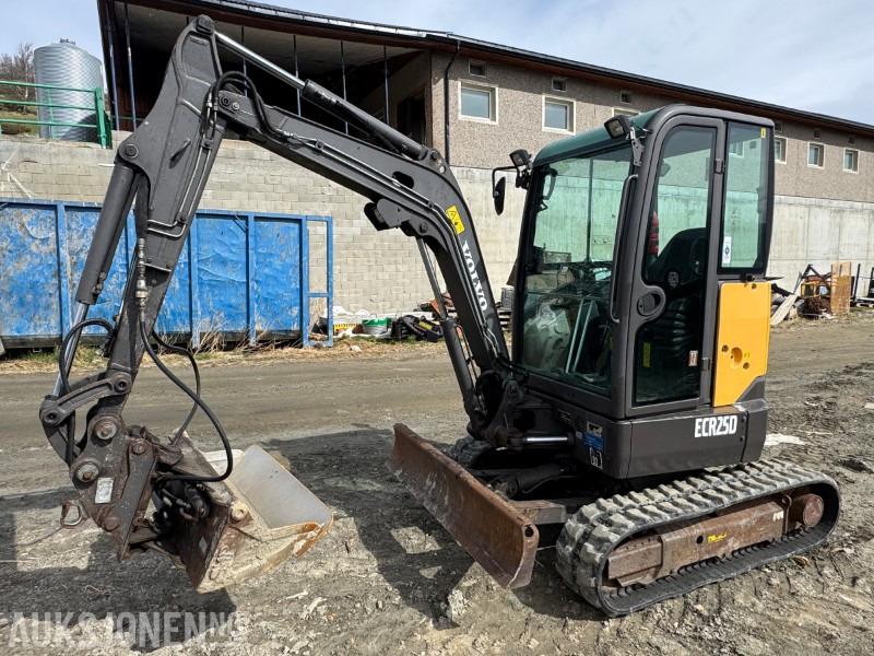 2013 Volvo ECR25D gravemaskin med 3 skuffer - Mini pelle: photos 1 2013 Volvo ECR25D gravemaskin med 3 skuffer - Mini pelle: photos 1