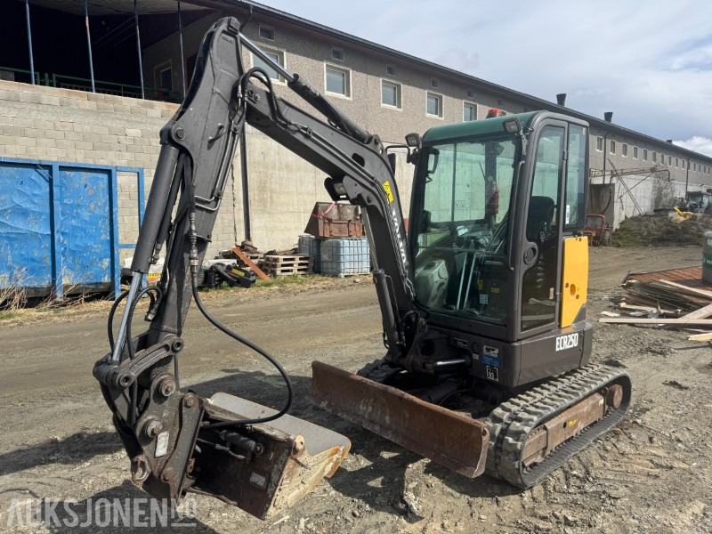 2013 Volvo ECR25D gravemaskin med 3 skuffer - Mini pelle: photos 4 2013 Volvo ECR25D gravemaskin med 3 skuffer - Mini pelle: photos 4