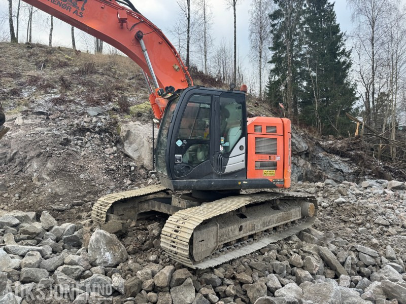 2014 Hitachi ZX225USLC-5B Beltegraver med tiltrotator og pusseskuffe - Pelle: photos 3 2014 Hitachi ZX225USLC-5B Beltegraver med tiltrotator og pusseskuffe - Pelle: photos 3