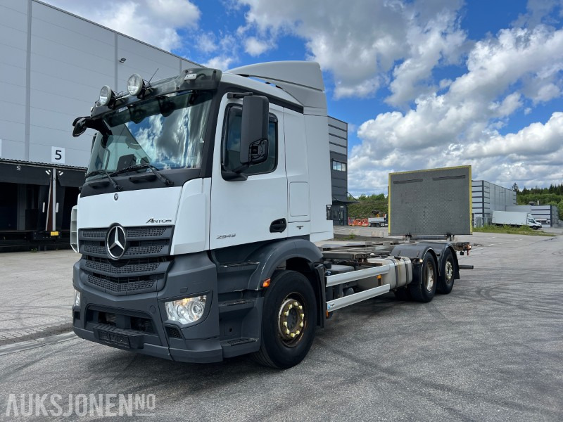 2016 Mercedes-Benz Antos 2545 containerbil med baklem, ryggekamera, hengerfeste, bluetec - Camion porte-conteneur/ Caisse mobile: photos 1 2016 Mercedes-Benz Antos 2545 containerbil med baklem, ryggekamera, hengerfeste, bluetec - Camion porte-conteneur/ Caisse mobile: photos 1