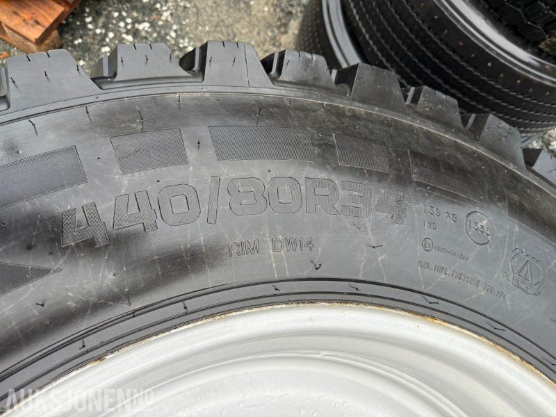 4 stk traktordekk med pigg stått på New Holland T5060 - Tracteur agricole: photos 2 4 stk traktordekk med pigg stått på New Holland T5060 - Tracteur agricole: photos 2