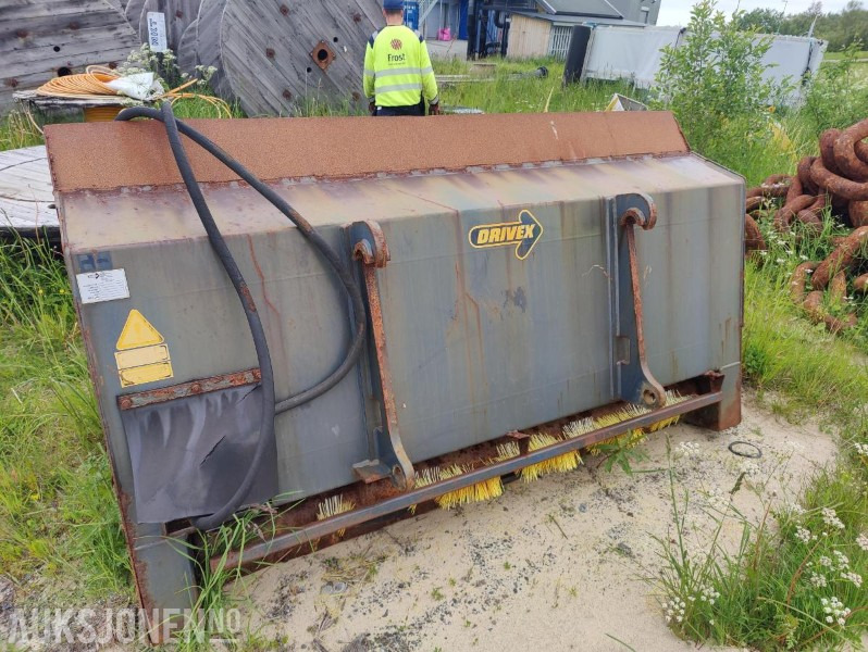 2010 DRIVEX Sandspredeskuffe med BM feste - Accessoire pour Engins de chantier: photos 1 2010 DRIVEX Sandspredeskuffe med BM feste - Accessoire pour Engins de chantier: photos 1