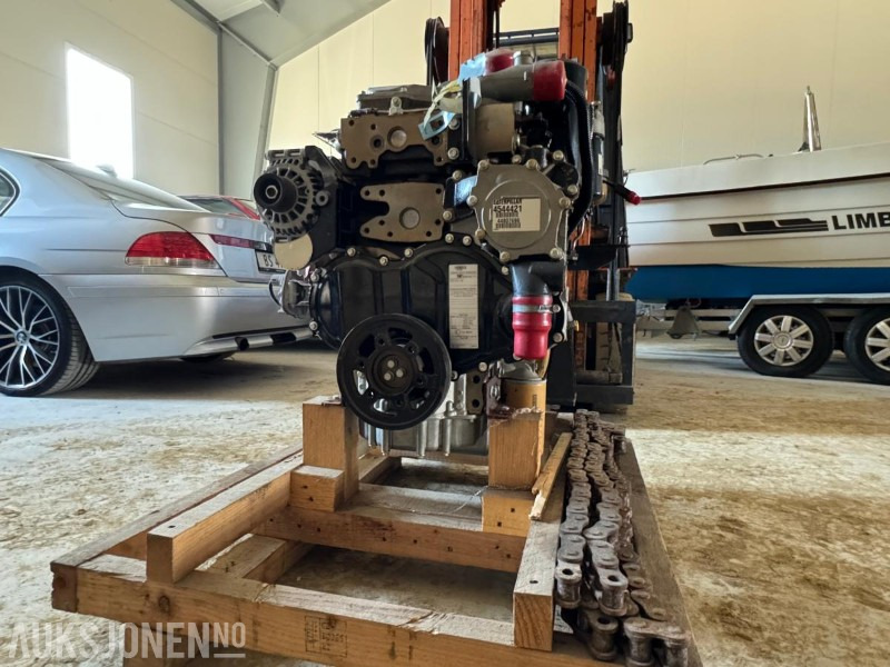 2014 Caterpillar c4.4 Perkins. Ubrukt motor - Accessoire pour Engins de chantier: photos 2 2014 Caterpillar c4.4 Perkins. Ubrukt motor - Accessoire pour Engins de chantier: photos 2