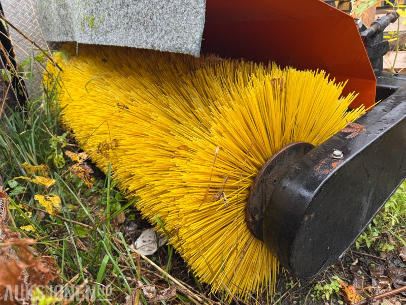 GMR feiemaskin med 1,5 m arbeidsbreidde og hydraulisk drift. - Accessoire pour Engins de chantier: photos 1 GMR feiemaskin med 1,5 m arbeidsbreidde og hydraulisk drift. - Accessoire pour Engins de chantier: photos 1