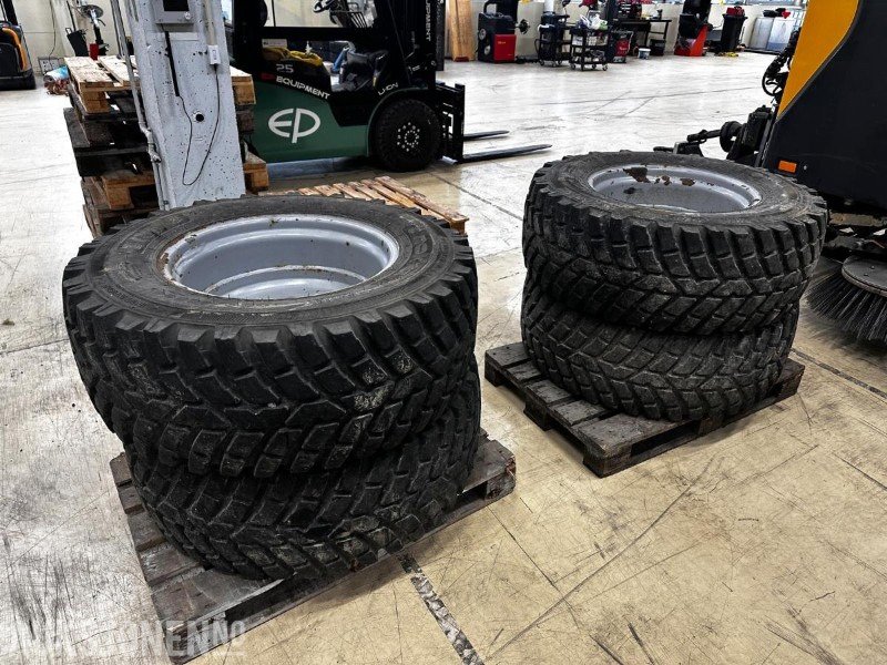 Nokian Tri 2 420/65 R24 dekk sett på felg til Lundberg 5200 LSE - Accessoire pour Engins de chantier: photos 1 Nokian Tri 2 420/65 R24 dekk sett på felg til Lundberg 5200 LSE - Accessoire pour Engins de chantier: photos 1