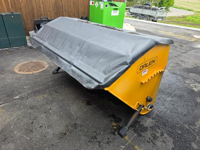 Dalen 2034-U sandstrøer - Hydraulisk - 2 meter strøbredde - 1300 liter - Matériel de chantier: photos 1 Dalen 2034-U sandstrøer - Hydraulisk - 2 meter strøbredde - 1300 liter - Matériel de chantier: photos 1