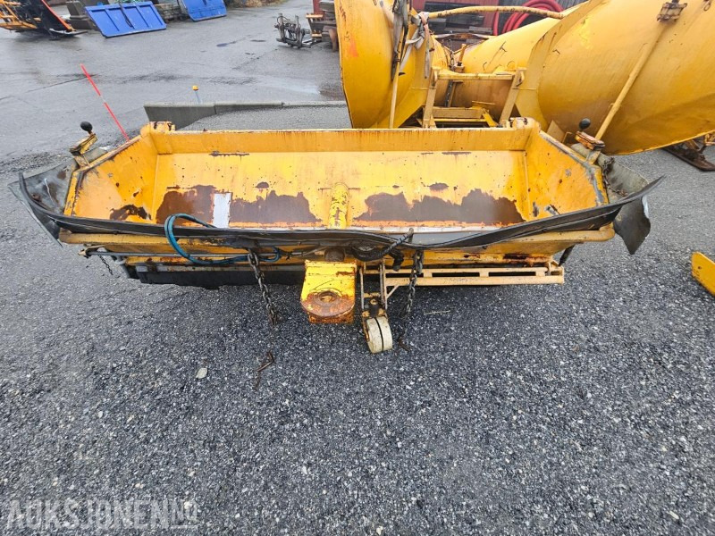 1991 Falköping Sandstrøer / Slepestrøer med hjul - Slepefeste - Type B10LU - 1 m3 - Machine agricole: photos 1 1991 Falköping Sandstrøer / Slepestrøer med hjul - Slepefeste - Type B10LU - 1 m3 - Machine agricole: photos 1