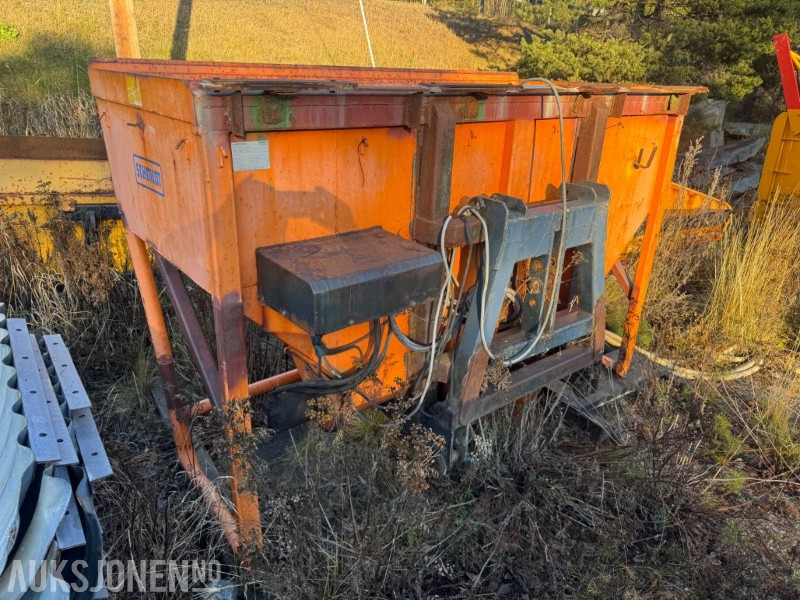 2006 Shmidt Traxos 18VCB selvlastende tallerkenspreder for traktor 1,8 m3 - Machine agricole: photos 1 2006 Shmidt Traxos 18VCB selvlastende tallerkenspreder for traktor 1,8 m3 - Machine agricole: photos 1