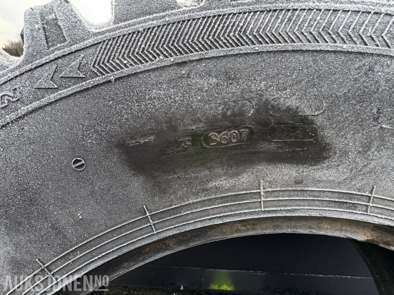 2007 Nokian TRI 2 traktordekk 440/80 R30 – med pigg - Machine agricole: photos 5 2007 Nokian TRI 2 traktordekk 440/80 R30 – med pigg - Machine agricole: photos 5