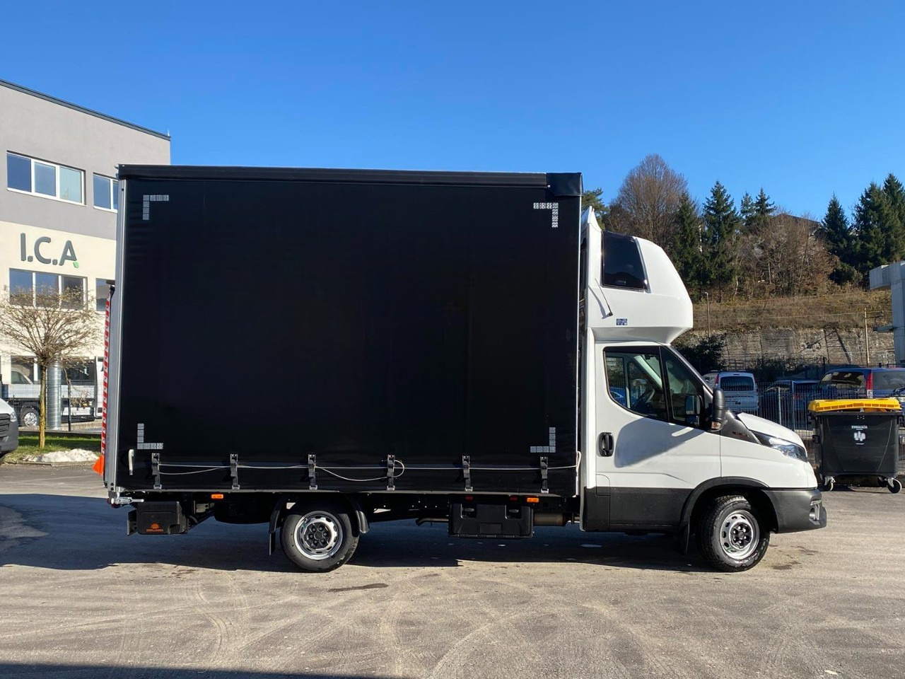 IVECO DAILY 35S18HP D30C | PRITSCHE PLANE + SCHLAFKABINE + LADERAMPE - Utilitaire rideaux coulissants (PLSC): photos 2 IVECO DAILY 35S18HP D30C | PRITSCHE PLANE + SCHLAFKABINE + LADERAMPE - Utilitaire rideaux coulissants (PLSC): photos 2