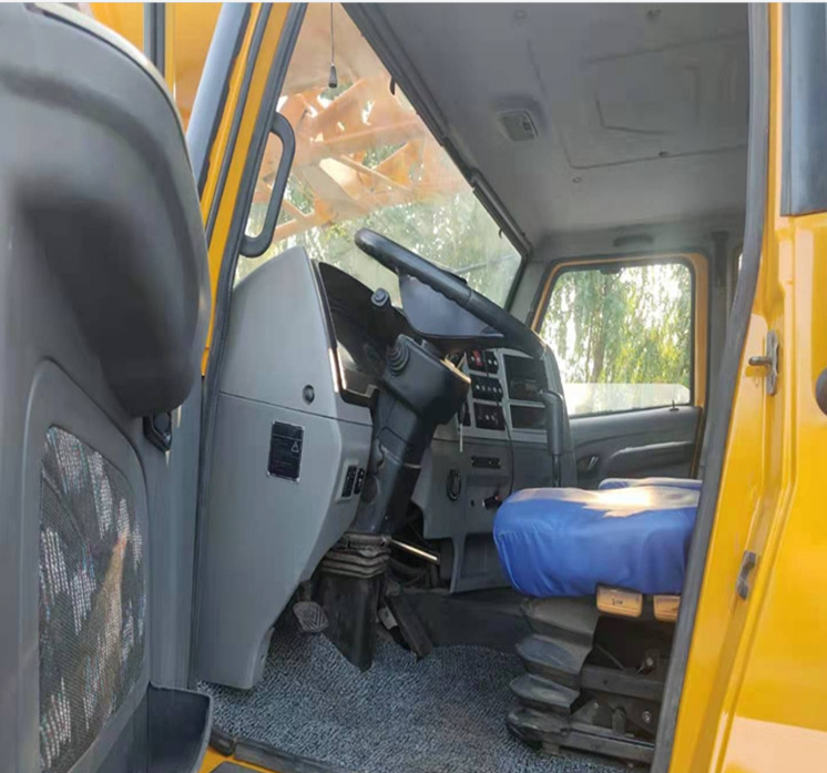 Grue mobile XCMG 100 Ton used truck crane QY100 with 68 meter telescopic boom on sale: photos 13 Grue mobile XCMG 100 Ton used truck crane QY100 with 68 meter telescopic boom on sale: photos 13