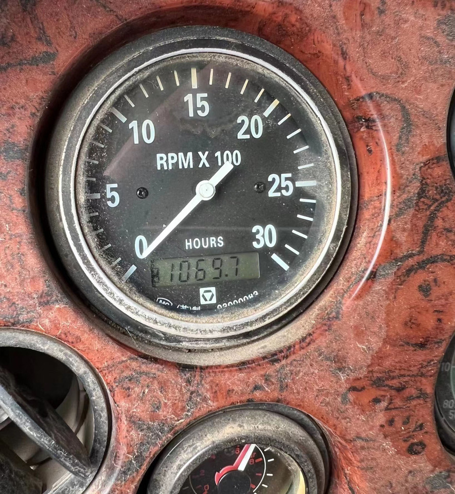 Grue mobile XCMG 100 Ton used truck crane QY100 with 68 meter telescopic boom on sale: photos 14 Grue mobile XCMG 100 Ton used truck crane QY100 with 68 meter telescopic boom on sale: photos 14