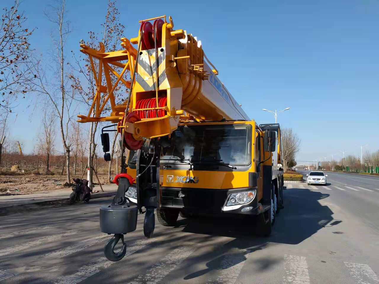 Grue mobile XCMG 100 Ton used truck crane QY100 with 68 meter telescopic boom on sale: photos 6 Grue mobile XCMG 100 Ton used truck crane QY100 with 68 meter telescopic boom on sale: photos 6