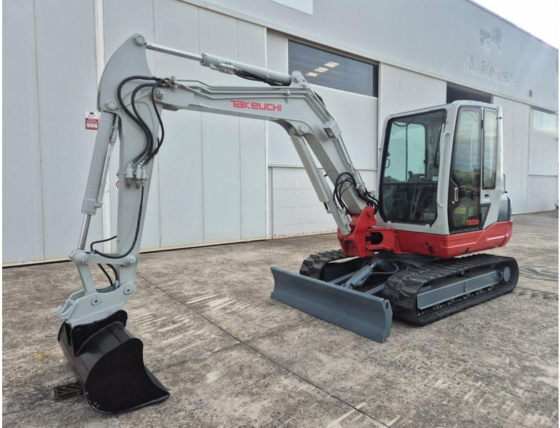 Takeuchi TB250 - Mini pelle: photos 3 Takeuchi TB250 - Mini pelle: photos 3