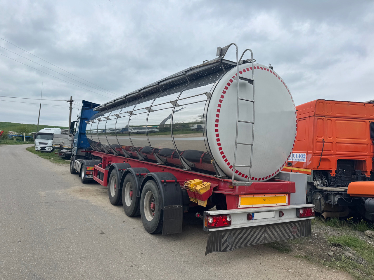 Menci Transport lichide ALIMENTARE - Semi-remorque citerne: photos 3 Menci Transport lichide ALIMENTARE - Semi-remorque citerne: photos 3