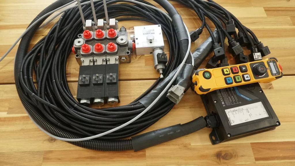 Monoblock hydraulic valve Galtech 3 sections 60 l/min 15 gpm 12 V + Remote radio Palfinger, Hiab, Fassi - Engins de chantier: photos 1 Monoblock hydraulic valve Galtech 3 sections 60 l/min 15 gpm 12 V + Remote radio Palfinger, Hiab, Fassi - Engins de chantier: photos 1