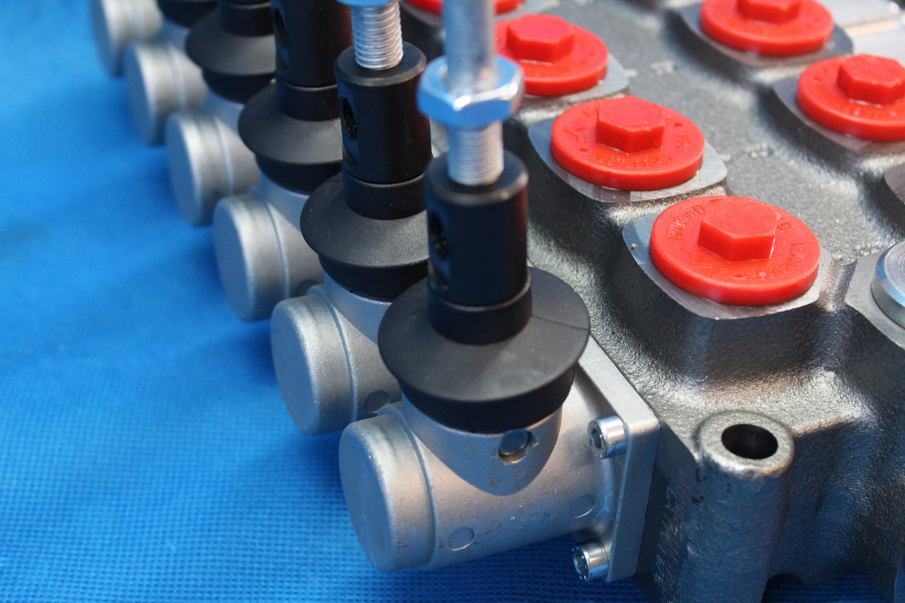 6 Sections Directional Control Valve Galtech Q95 120 l/min 31 GPM Electric solen for HDS-edged and cranes. - Équipement aéroportuaire: photos 2 6 Sections Directional Control Valve Galtech Q95 120 l/min 31 GPM Electric solen for HDS-edged and cranes. - Équipement aéroportuaire: photos 2