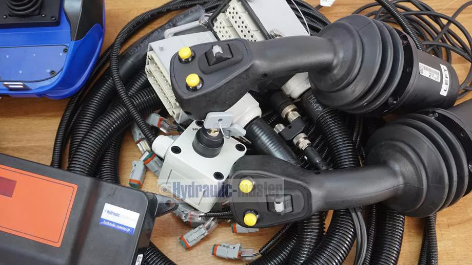 CanBus 2 joysticks with radio control Scanreco G3 12 V Forest crane for Palms Farma BMF KTS - Matériel forestier: photos 2 CanBus 2 joysticks with radio control Scanreco G3 12 V Forest crane for Palms Farma BMF KTS - Matériel forestier: photos 2