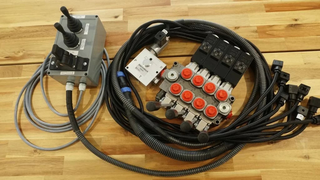 Proportional control box 12V 2 joysticks + finger controller + monoblock Galtec for Palfinger, Kubota, Fassi, Hiab - Matériel forestier: photos 5 Proportional control box 12V 2 joysticks + finger controller + monoblock Galtec for Palfinger, Kubota, Fassi, Hiab - Matériel forestier: photos 5