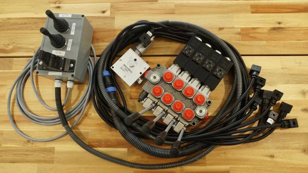 Proportional control box 12V 2 joysticks + finger controller + monoblock Galtec for Palfinger, Kubota, Fassi, Hiab - Matériel forestier: photos 1 Proportional control box 12V 2 joysticks + finger controller + monoblock Galtec for Palfinger, Kubota, Fassi, Hiab - Matériel forestier: photos 1