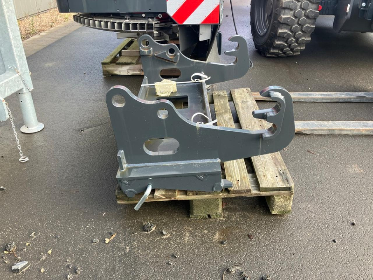 ADAPTER SCHÄFFER AUF EURO-AUFNAHME - Chargeur frontal pour tracteur: photos 3 ADAPTER SCHÄFFER AUF EURO-AUFNAHME - Chargeur frontal pour tracteur: photos 3