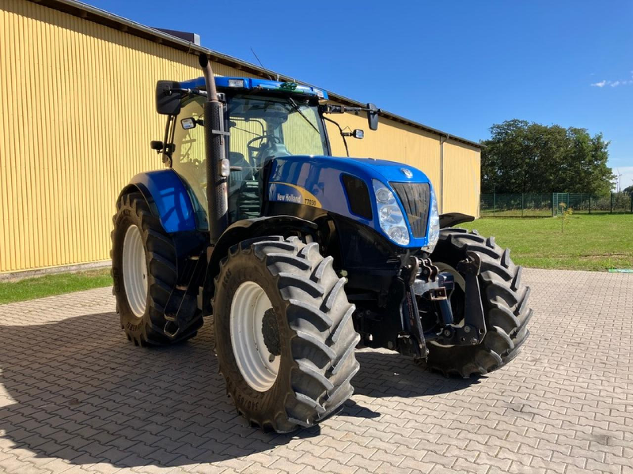 New Holland T7030 // GPS STARFIRE 6000 - Tracteur agricole: photos 4 New Holland T7030 // GPS STARFIRE 6000 - Tracteur agricole: photos 4