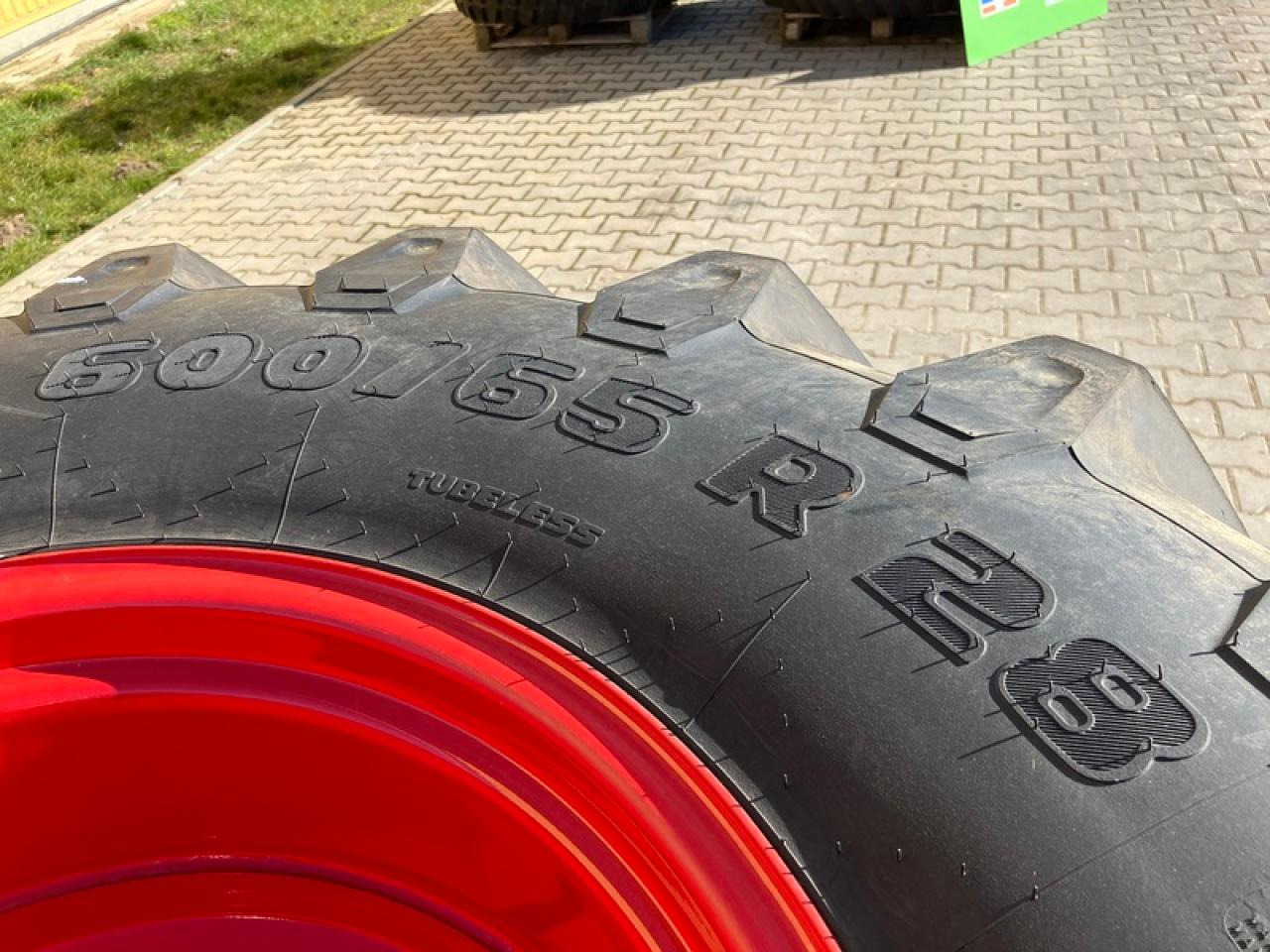 Trelleborg 600/65 R28 // 710/70 R38 - Pneu: photos 3 Trelleborg 600/65 R28 // 710/70 R38 - Pneu: photos 3