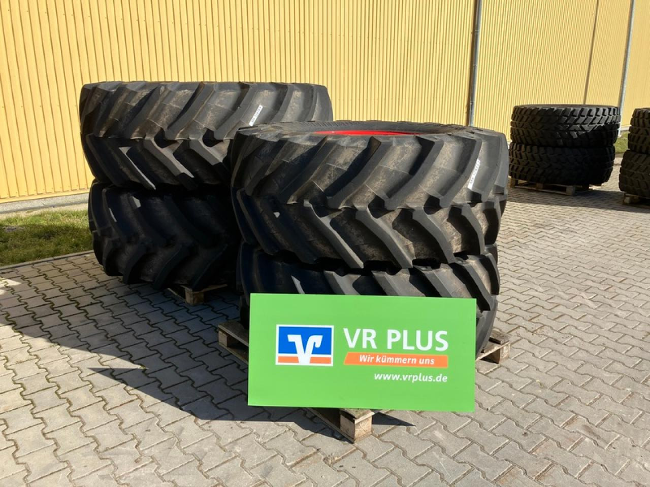 Trelleborg 600/65 R28 // 710/70 R38 - Pneu: photos 1 Trelleborg 600/65 R28 // 710/70 R38 - Pneu: photos 1